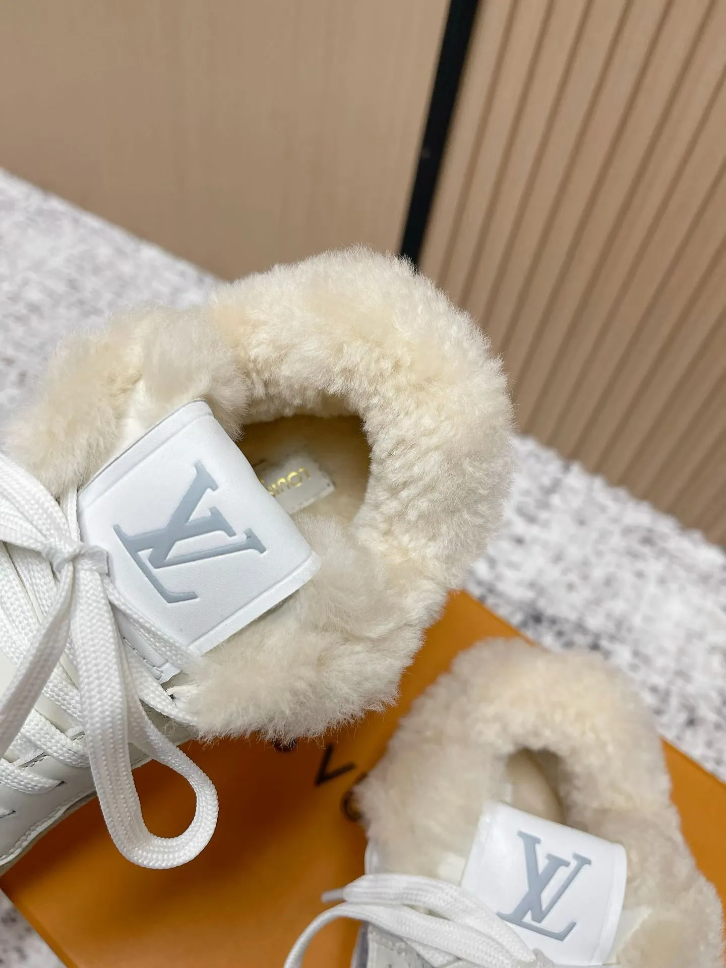 Men's shoes pP700! Top version Louis Vuiton Louis Vuitton sneakers casual shoes wool style‼ ️ LV Trainer sneakers are a classic idea inspired by retro basketball shoes by designer Virgil Abloh. This time, they are spliced ​​with smooth cow leather and Monogram embossed grained cow leather, and are embellished with Monogram flowers on the rubber outsole, reflecting a striking jump in one color! Fabric: Original imported first-layer cowhide Lining: Warm wool lining Bottom thickness: about 3cm Size: 35-41